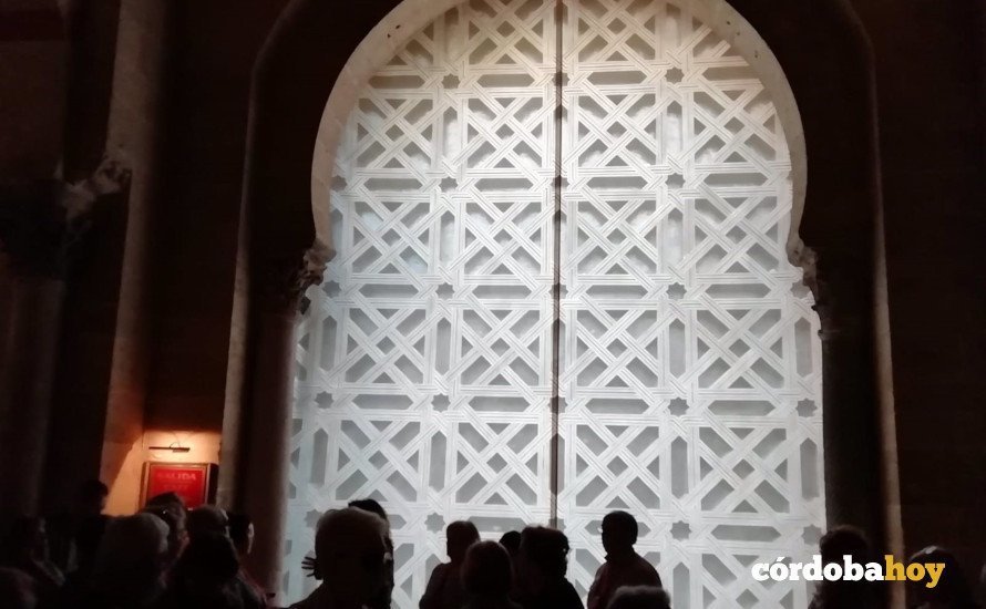 Interior de la segunda puerta de la Mezquita de Córdoba, cubierta por una lona con la imagen de la celosia retirada