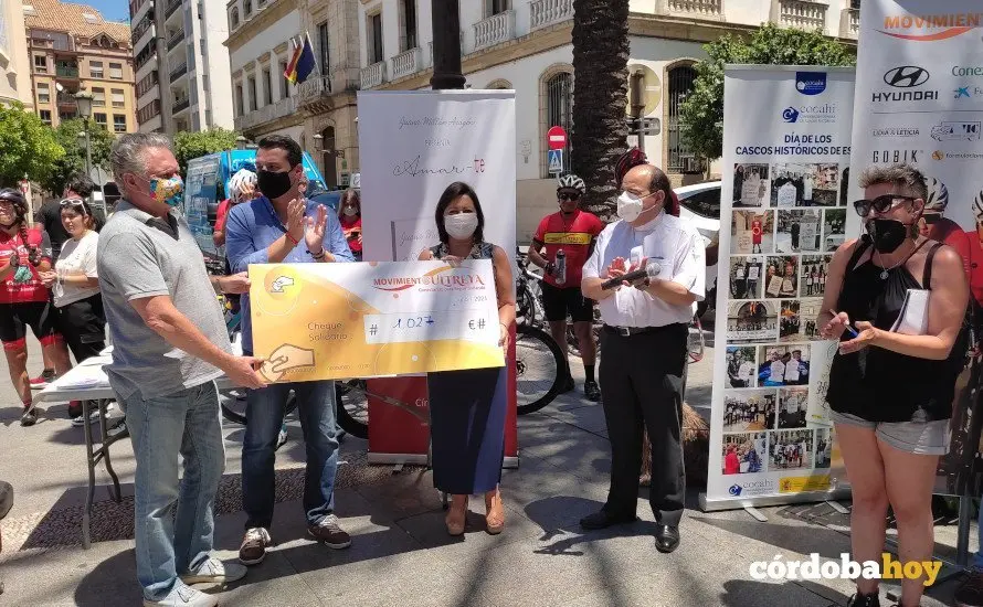 Entrega del cheque a C&aacute;ritas por parte del movimiento Ultreya