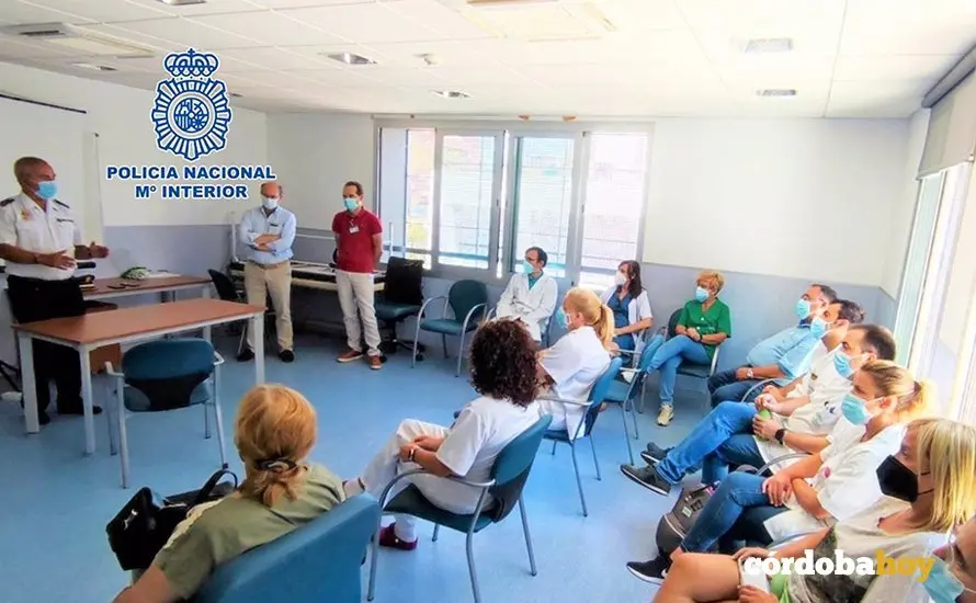 Charlas preventivas de la Polic&iacute;a al personal sanitario