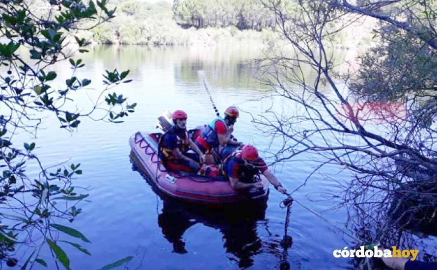 Los bomberos de Córdoba rastreando las aguas del Lago Azul