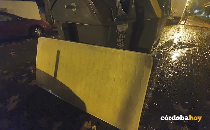 Colchones en la basura