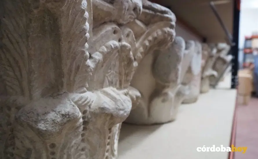 Capiteles en dep&oacute;sito en el Museo de Bellas Artes