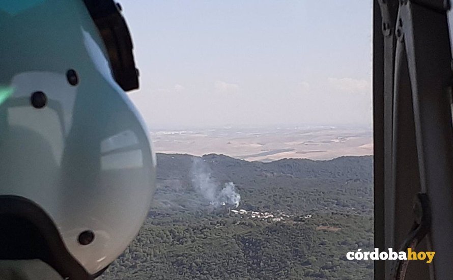 Vista desde un helicóptero del incendio en Trassierra. FOTO PLAN INFOCA