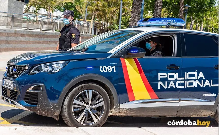 Agentes de la Polic&iacute;a Nacional en su veh&iacute;culo de patrulla