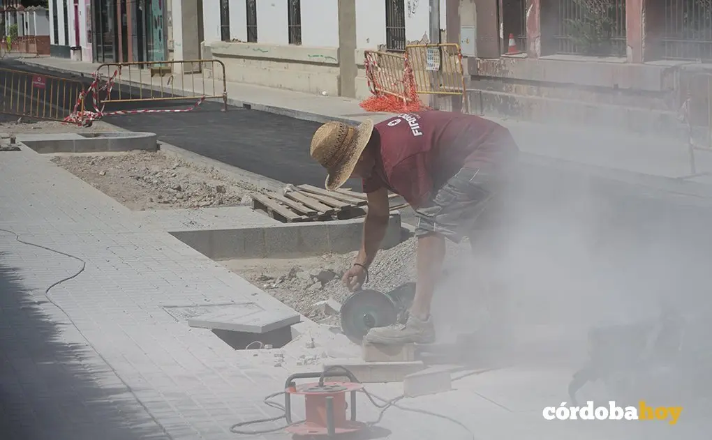 Un hombre en una obra de C&oacute;rdoba en pleno mes de agosto, en una imagen de archivo