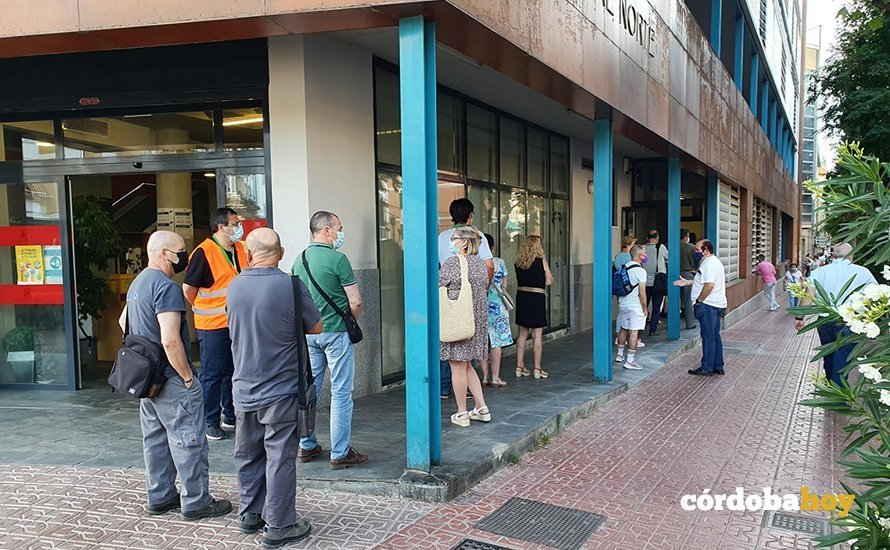 Colas en Córdoba para vacunarse