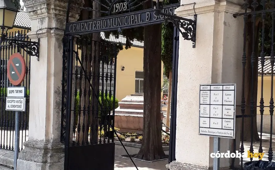 Entrada al cementerio de Cabra