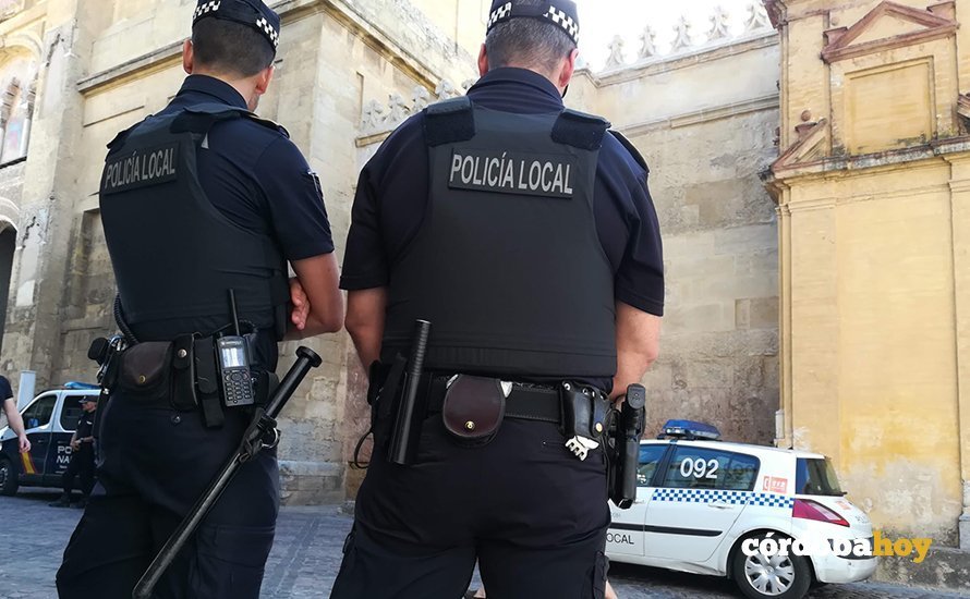 Policía Local en el entorno de la Mezquita junto a la Policía Nacional