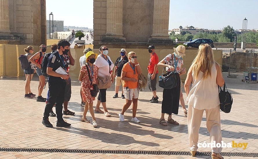 Turistas franceses en el entorno de la Mezquita-Catedral