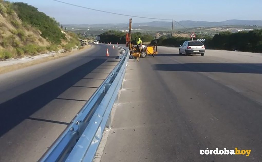 Instalación de barreras de seguridad en la carretera A-318 en Cabra