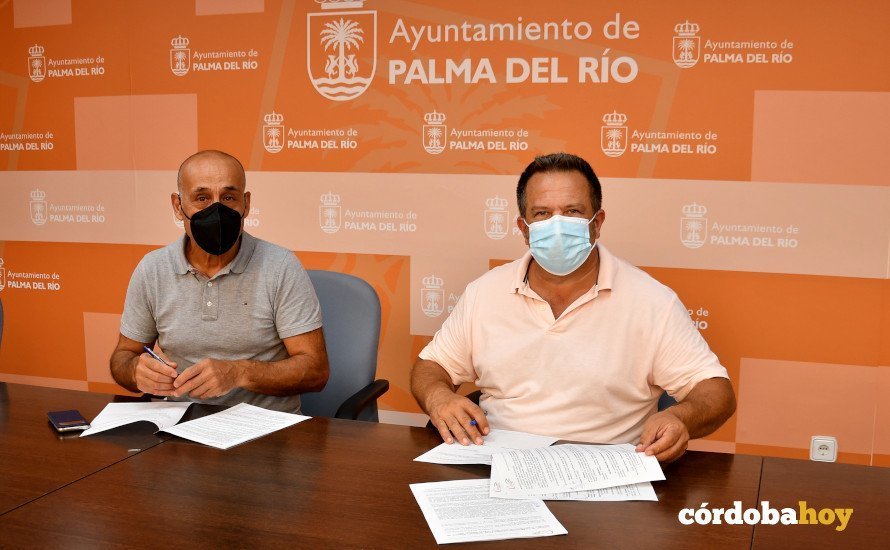Firma del convenio con la asociación de caballistas en Palma del Río