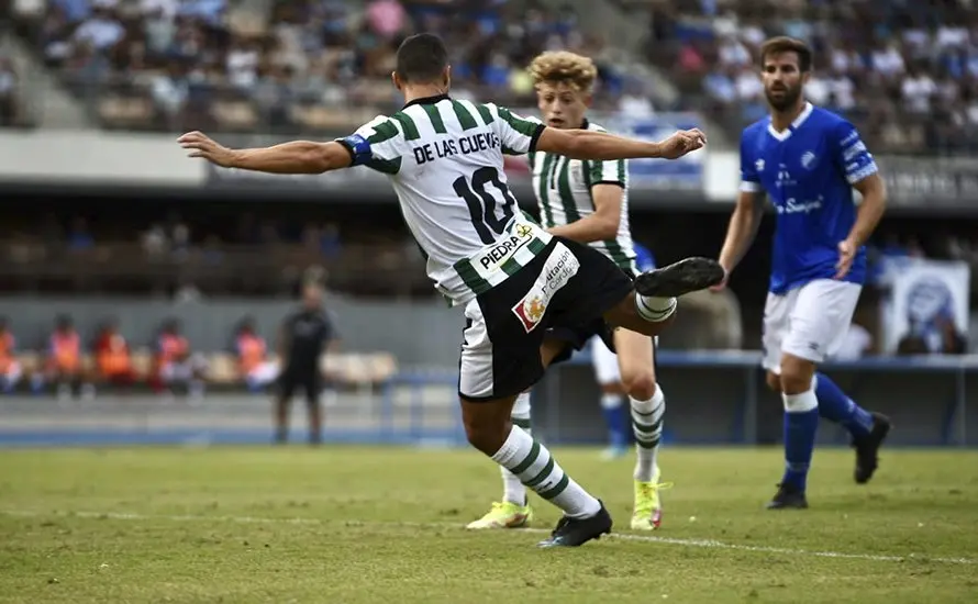 De las Cuevas remata un bal&oacute;n que va a suponer un gol