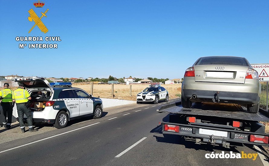 El vehículo del infractor retenido por la Guardia Civil de Tráfico de Córdoba