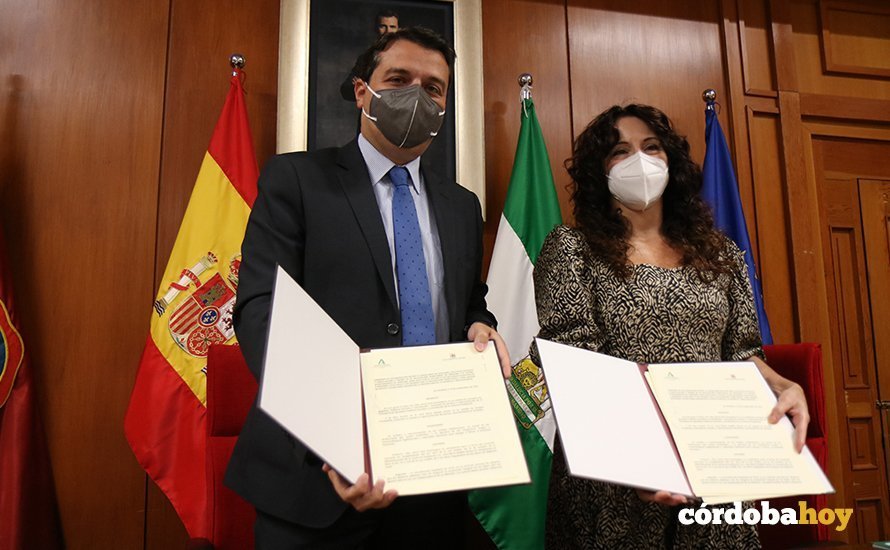 Firma del convenio entre José María Bellido y Rocío Ruiz. FOTO RAFA MELLADO SENIOR