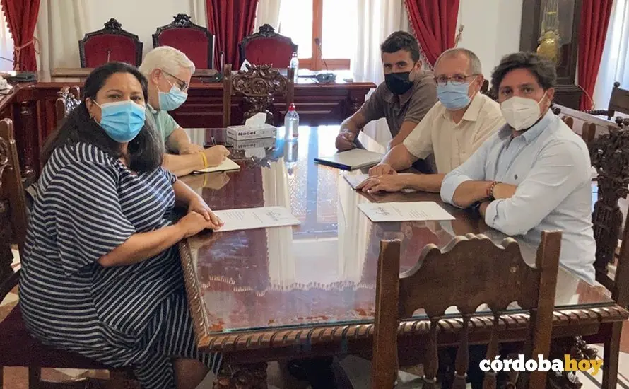 La presidenta de Iprodeco, Dolores Amo, con responsables de la Asociaci&oacute;n Ecol&oacute;gica de Sierra Morena