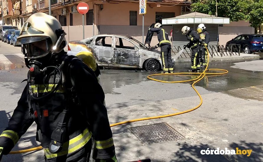 Los bomberos de Córdoba en una actuación de fuego en vehículo en una imagen de archvo de CORDOBAFIRE