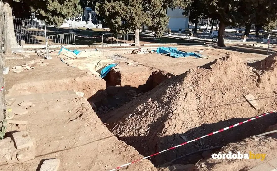 Fosas comunes en el cementerio de Nuestra Se&ntilde;ora de la Salud