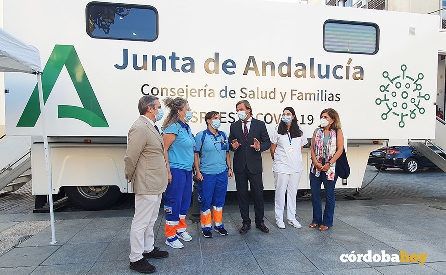 Antonio Repullo (centro) junto al camión móvil de vacunación sin cita previa en Las Tendillas