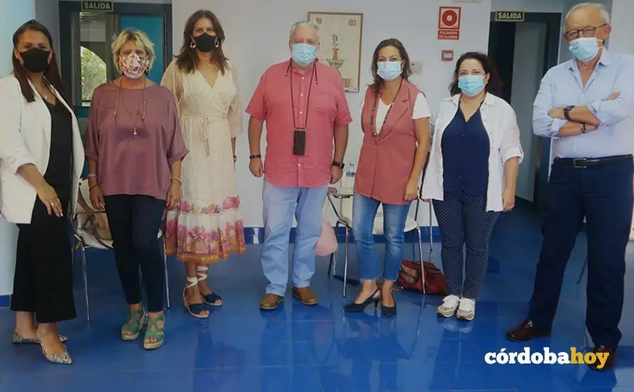 Las ediles del PSOE Isabel Ambrosio y Alicia Moya en una reuni&oacute;n con representantes de colectivos que trabajan con discapacitados