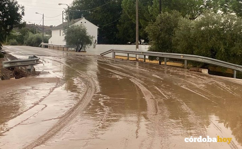 Carretera inundada en Lucena