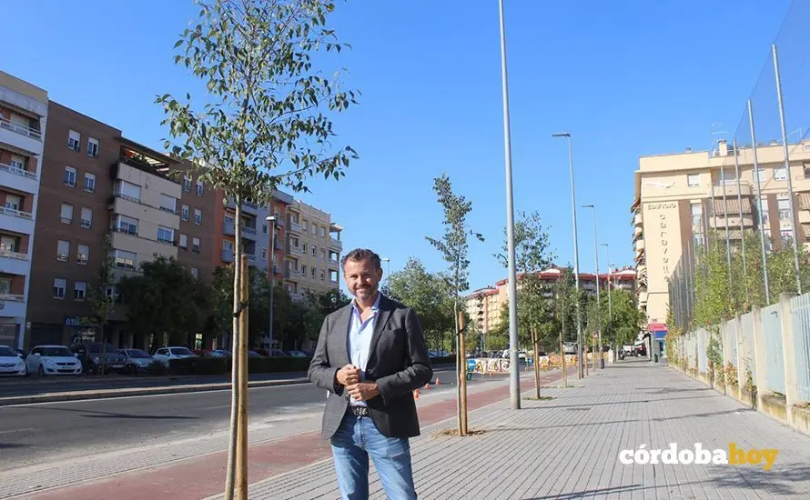 David Dorado junto a varios &aacute;rboles nuevos de la ciudad