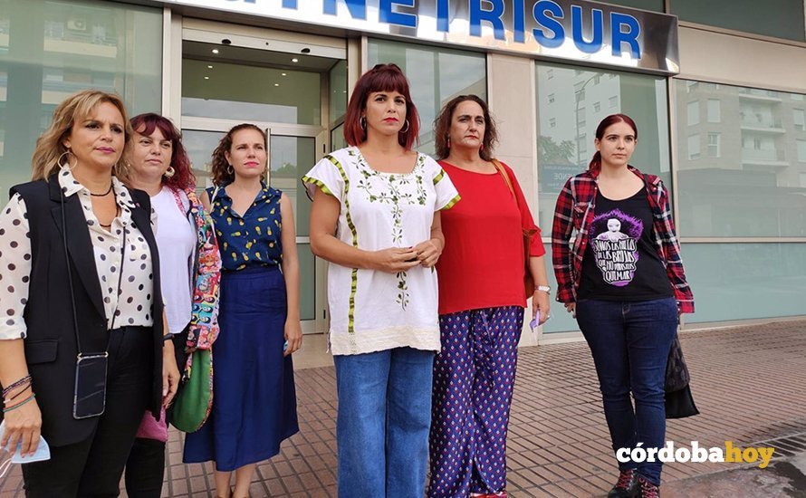 Teresa Rodríguez ante la clínica abortista de Córdoba
