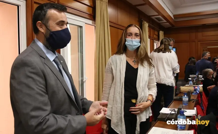 Rafael Saco y Paula Badanelli, de Vox, en el Pleno de septiembre de 2021