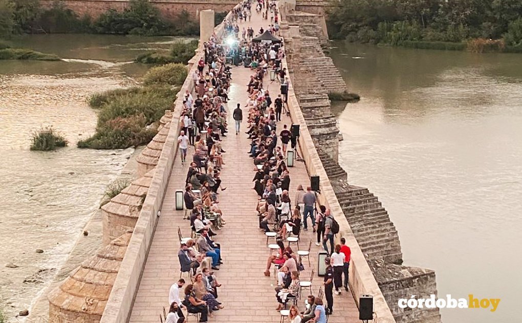 Desfile de Silbon en el Puente Romano