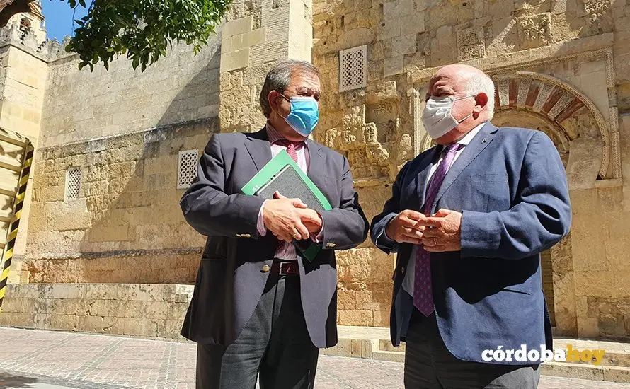 El consejero Jes&uacute;s Aguirre (derecha) en C&oacute;rdoba