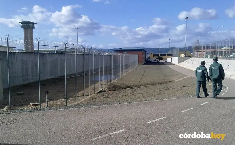 Agentes de la Guardia Civil en la Prisi&oacute;n de C&oacute;rdoba, en una imagen de archivo
