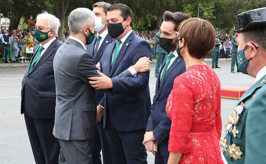 El ministro Grande-Marlaska saluda al alcalde de Córdoba, José María Bellido