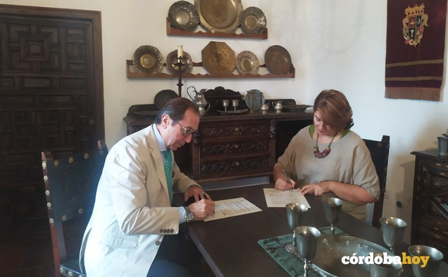 Firma del convenio entre Rafael Jaén y Eva Contador