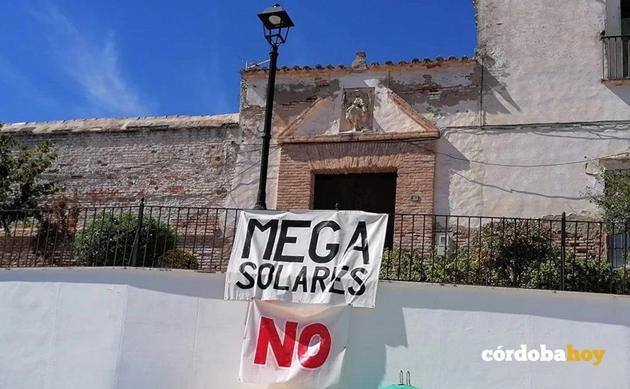 Una pancarta contra las 'mega solares'. - AYUNTAMIENTO DE GUADALCÁZAR
