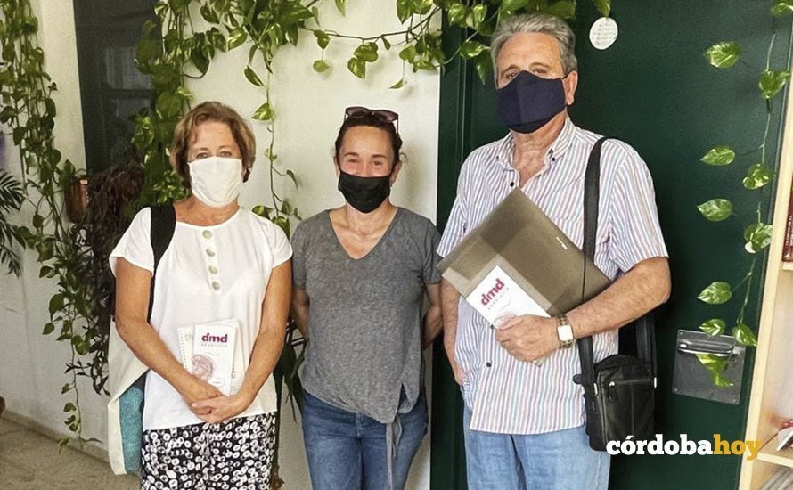 Ana Naranjo (centro) con miembros de Derecho a Morir Dignamente (DMD) Córdoba