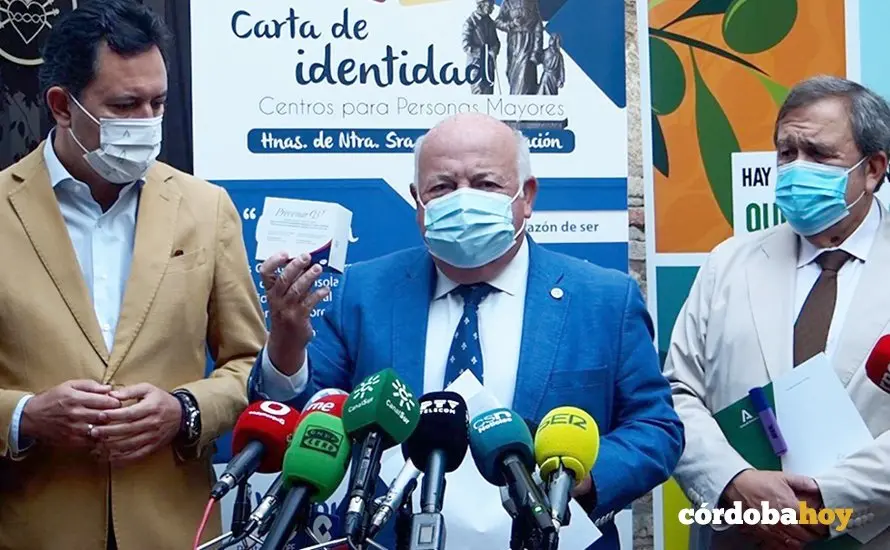 Jes&uacute;s Aguirre muestra la vacuna Prevenar neumococo 13-valente para este a&ntilde;o