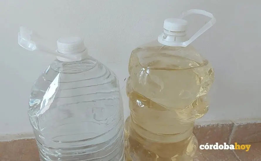 Comparaci&oacute;n de agua normal (izquierda) y agua de Las Jaras (derecha)
