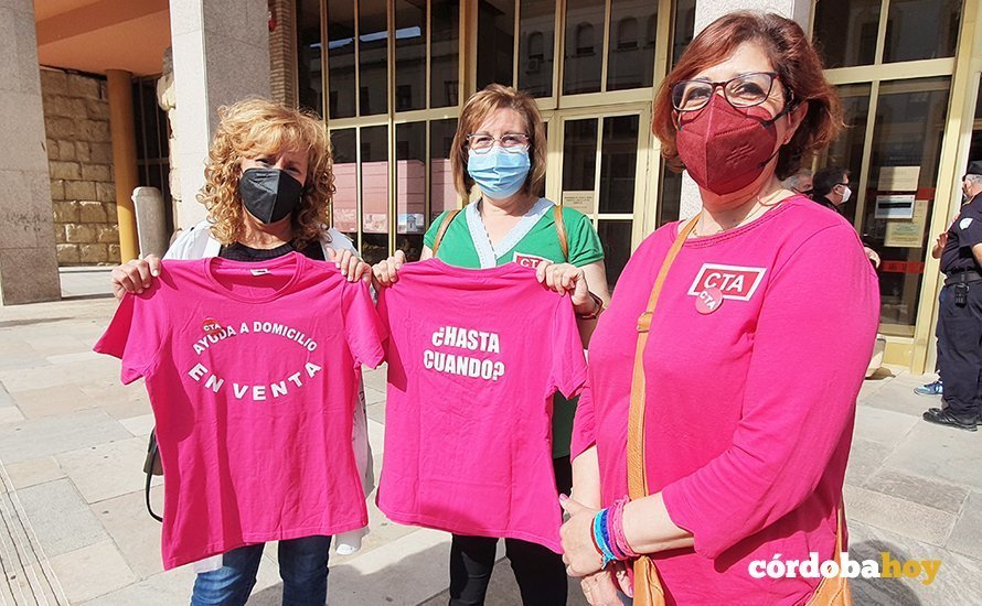 Una de las protestas de la ayuda a domicilio ante el Ayuntamiento de Córdoba