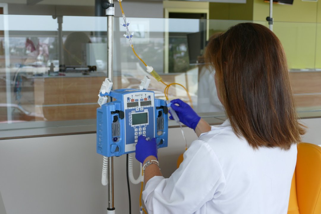 Una enfermera prepara el tratamiento de quimioterapia