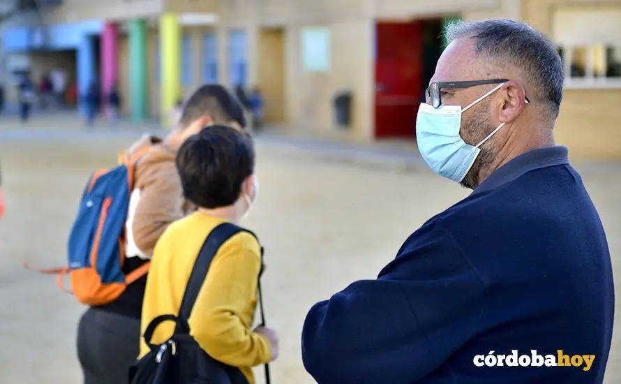 Portero de un colegio de C&oacute;rdoba durante la pandemia en una imagen de archivo