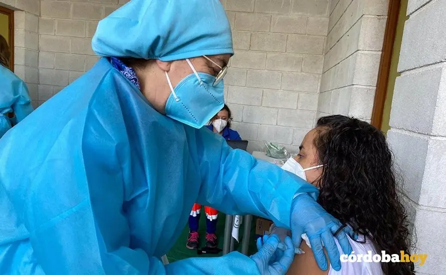Una mujer recibe una dosis de la vacuna contra el Coronavirus