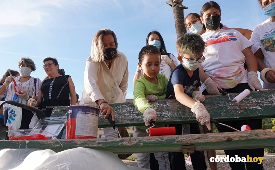 Isabel Albás en la iniciativa de pintar de rojo bancos contra la violencia machista
