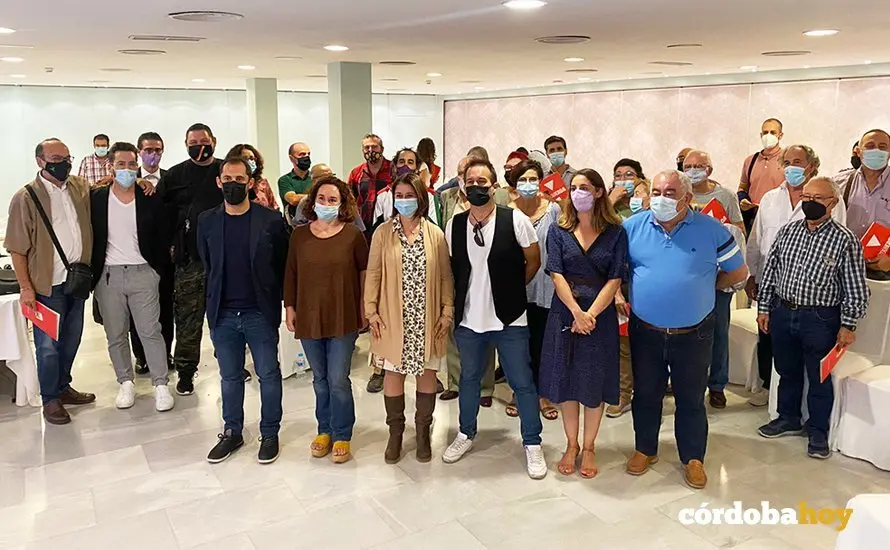Irene Ruiz en el medio, junto con el resto de miebros de la asamblea local de IU en C&oacute;rdoba