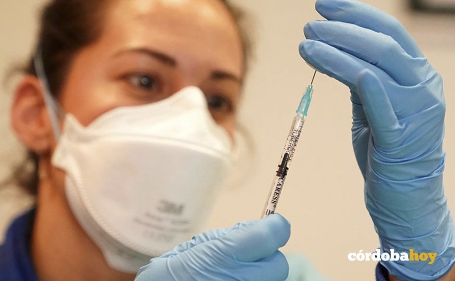 Una profesional sanitaria prepara una dosis de vacuna contra la Covid-19