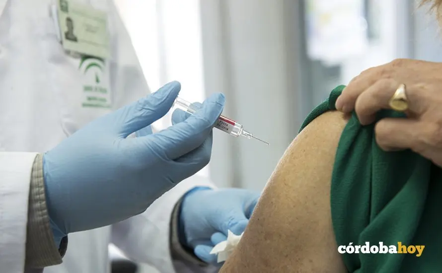 Un profesional sanitario del SAS administrando una vacuna contra la gripe