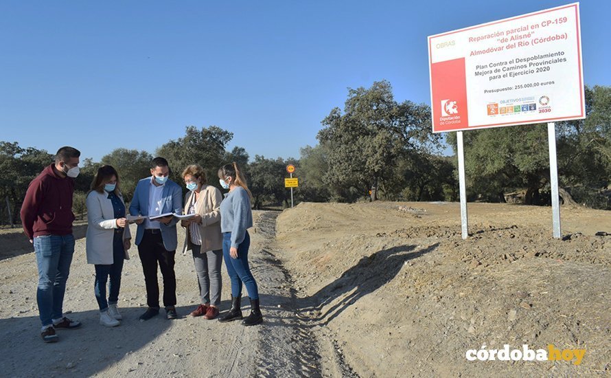 El delegado de Infraestructuras Rurales de la Diputación de Córdoba, Manuel Olmo (centro), visita uno de los caminos en los que se actúa