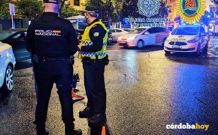Controles conjuntos de la Polic&iacute;a Local y de la Polic&iacute;a Nacional en Ciudad Jard&iacute;n, en una imagen de archivo