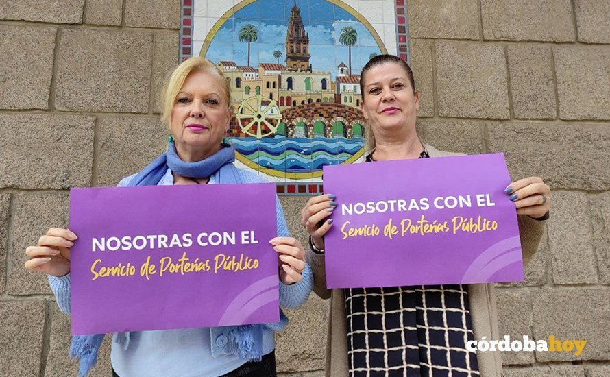 Cristina Pedrajas y Mercedes Muñoz ante el Ayuntamiento