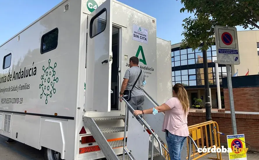 Vacunaciones en la unidad m&oacute;vil andaluza