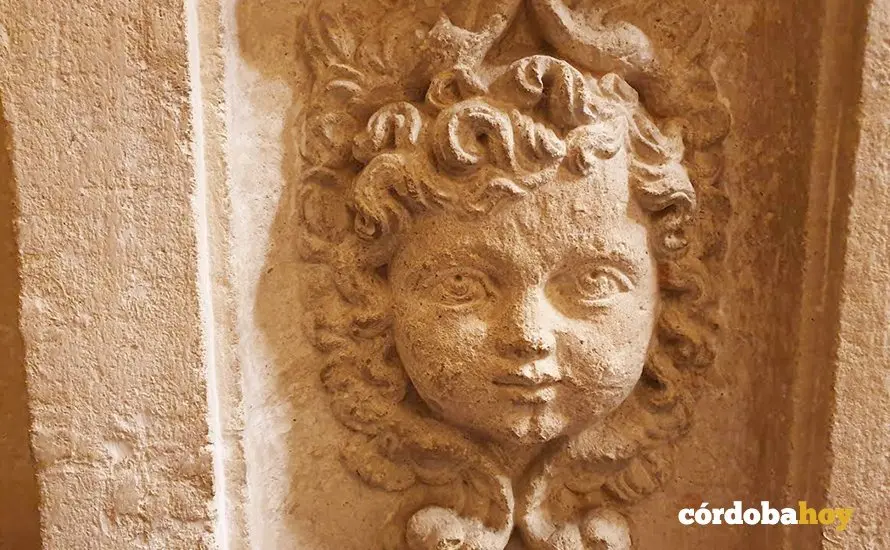 Una de las 29 caras que hay en las columnas de la Sala Capitular de la Mezquita-Catedral 18