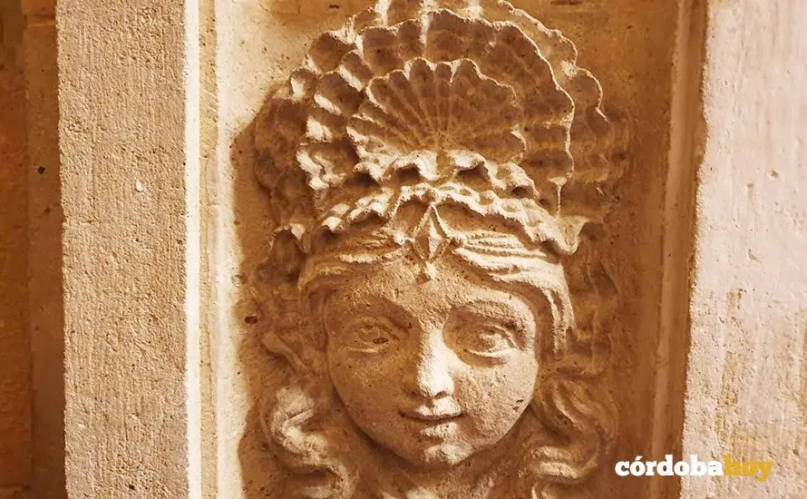 Una de las 29 caras que hay en las columnas de la Sala Capitular de la Mezquita-Catedral 26